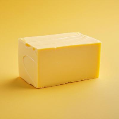 die Butter 1) (NOUN) masło [SINGULAR] Das Brot mit Butter. = Chleb z  masłem. Ohne Butter schmeckt mir das Brot nicht. = Bez masła chleb mi nie  smakuje. img: butter.jpg categories: Obrazek