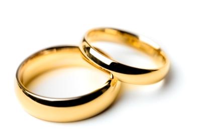 wedding ring also: (en-US) (OLD-FASHIONED) wedding band 1) (NOUN) obrączka  ślubna img: wedding_ring.jpg categories: Obrazek do słówka w Słowniku Diki  - Diki